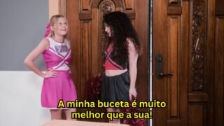 Duas Vadiazinhas Começam a Brigar mas Termina em Sexo – Porno Legendado